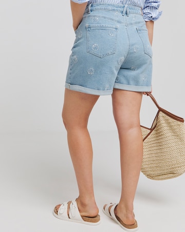 Light Wash Shell Embroidered Mom Short