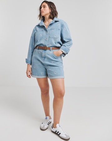 Light Wash Shell Embroidered Mom Short