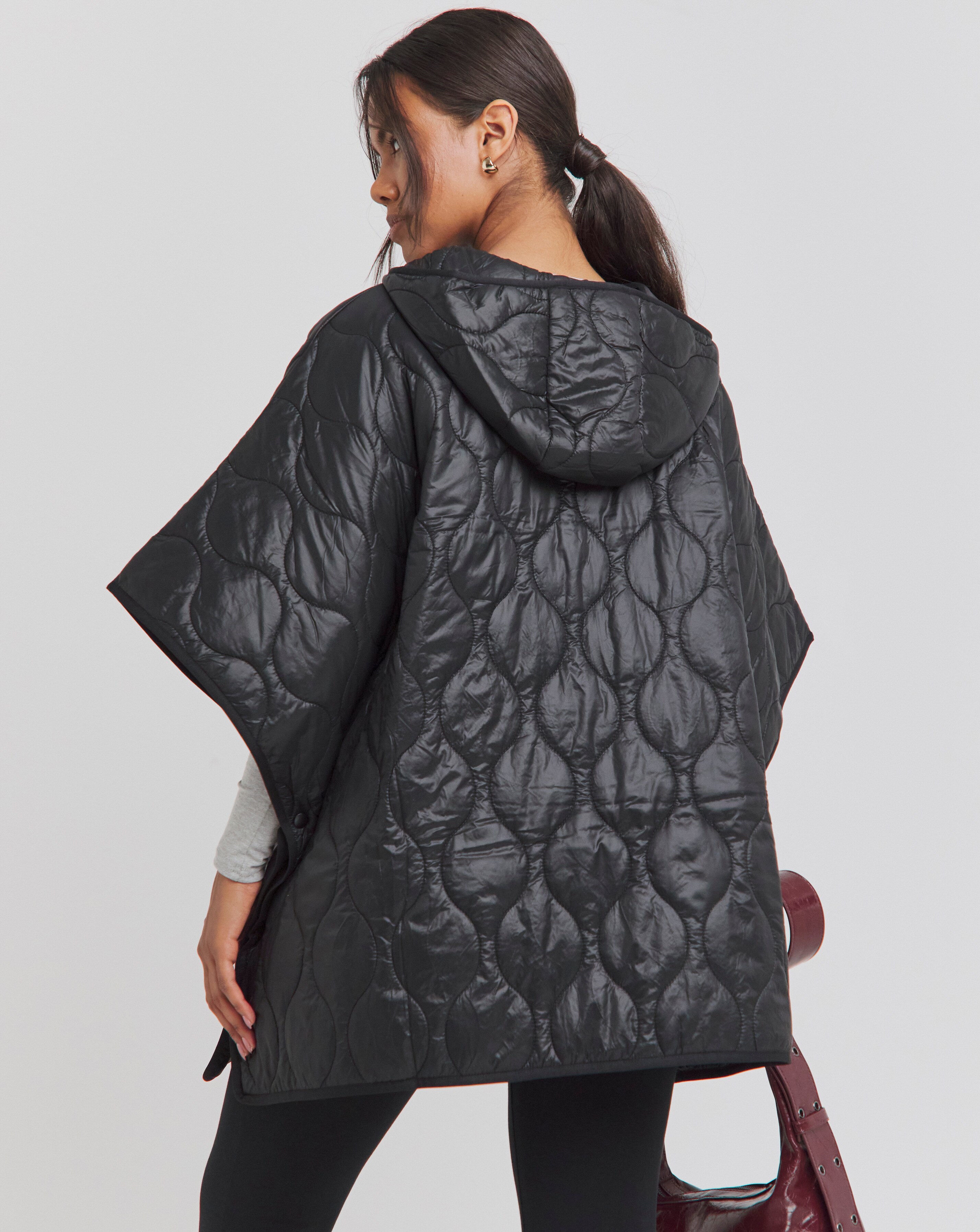 ジャケット・アウター poncho deformation panel quilting coat poncho deformation panel quilting coat Black Quilted Poncho