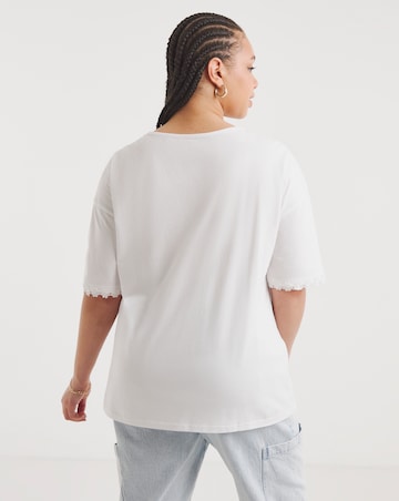 White Daisy Trim Crew Neck Tee