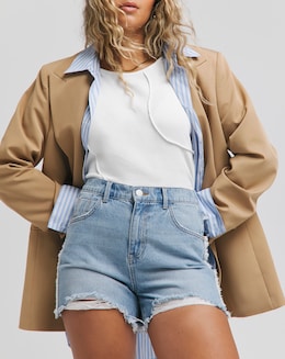 Light Wash Frayed Hem Short