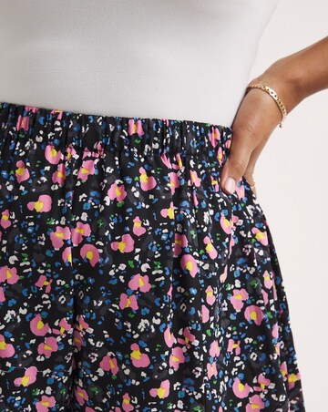 Ditsy Floral Relaxed Woven Flippy Short