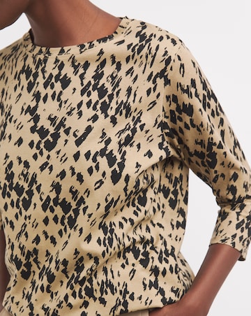 Animal Print 3/4 Sleeve Curved Hem Longline Top